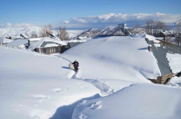 Muş’ta 1800 rakımlı köy kara gömüldü: Evler kar altında, ulaşım tünellerle sağlanıyor 
