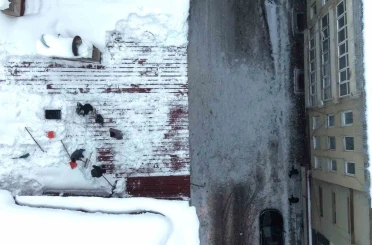 Muş’ta çatı temizleyen işçilerin zorlu mesaisi 