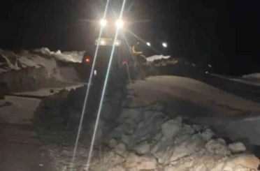 Muş’ta fırtına nedeniyle köy yolu ulaşıma kapandı 