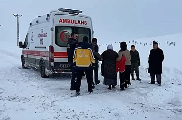 Muş’ta hasta, ambulansa iş makinesiyle ulaştırıldı 