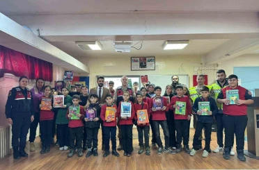 Muş’ta jandarmadan öğrencilere kişisel güvenlik ve güvenli internet eğitimi 