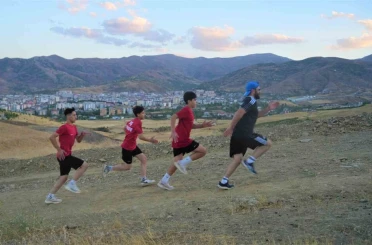 Muş’ta karate sporcuları dağ koşusuyla kondisyon artırıyor 