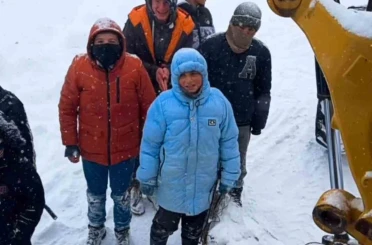 Muş’ta kepçe operatörü çocuklar arasında yürekleri ısıtan diyalog 