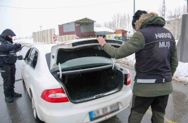 Muş’ta narkotik denetimlerinde uyuşturucu madde ele geçirildi 