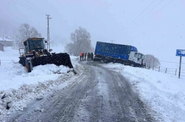 Muş’ta tır iş makinesine çarptı: 1 yaralı 