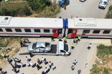 Muş’ta tren otomobile çarptı: 3 yaralı 
