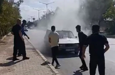 Muş’ta yanan otomobile beton mikseriyle müdahale 