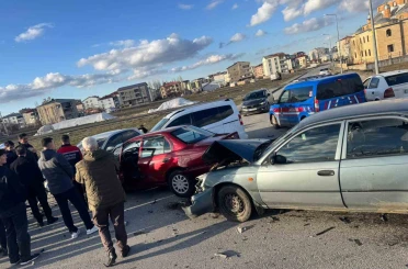 Muş’ta zincirleme kaza: 4 araç birbirine girdi 
