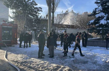 Müstakil evde yangın çıktı, mahsur kalan yaşlı adamı itfaiye kurtardı 