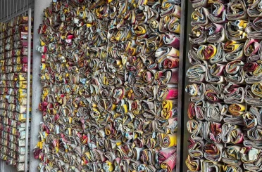 Müşteri ne içtiğini bilsin diye 18 yıldır demleyip sattığı çayların boş paketlerini sergiliyor 