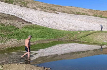 Muş’un Kurtik Dağı’nda yaz mevsiminde eşsiz kar manzarası 