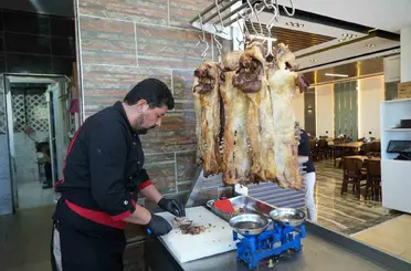 Muş’un yöresel lezzeti büryan, tandırda sofralara uzanıyor
