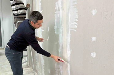 MYO müdürü okuldaki tadilat işlerini kendi elleriyle yapıyor 