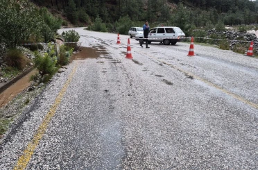 Namnam çayında su seviyesi yükseldi, yol çöktü 