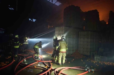 Narenciye paketleme fabrikası alevlere teslim oldu: 60 işçi tahliye edildi, 1 işçi öldü 