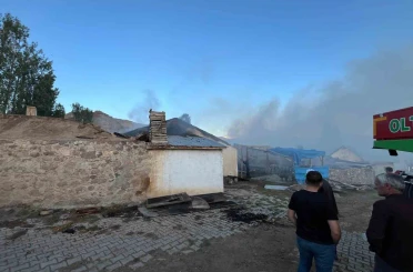 Narman’da korkutan yangın: 3 evin çatısı kül oldu 