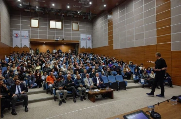 NASA’daki Türk bilim adamı Dr. Umut Yıldız, OMÜ’de evrenin sırlarını anlattı 