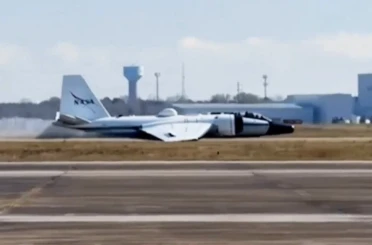 NASA’ya ait araştırma uçağı arıza nedeniyle gövde üzerine iniş yaptı 