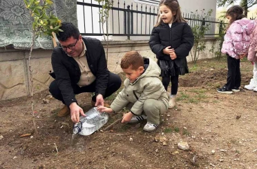 Nasıl fidan dikileceği minik öğrencilere uygulamalı olarak anlatıldı 