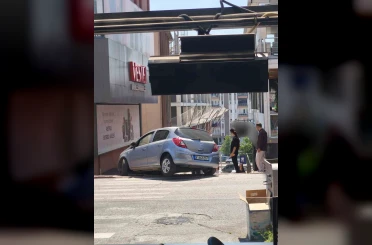 Navigasyon yanıltınca otomobil merdivenlere çıktı, faciadan dönüldü 