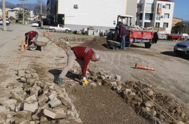 Nazilli’de yol seferberliği, bozulan parkeler yenileniyor 