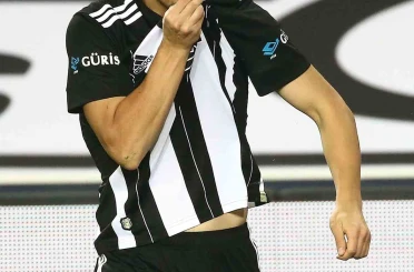 Necip Uysal: "Kariyerime bu forma altında nokta koyacağım" 