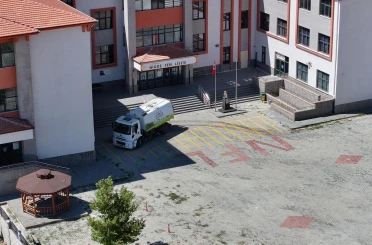 Niğde Belediyesi’nden yeni öğretim yılına özel kapsamlı okul bahçesi temizliği 