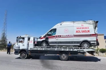 Niğde’de ambulans ile otomobil çarpıştı: 3’ü sağlık çalışanı 5 yaralı
