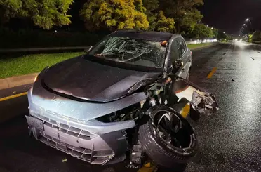 Niğde’de refüje çıkarak, ağaca çarpan SUV araç kullanılamaz hale geldi

