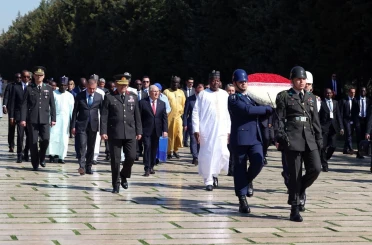 Nijer Cumhurbaşkanı Tchiani, Milli Savunma Bakanı Yaşar Güler ile birlikte Anıtkabir’i ziyaret etti 