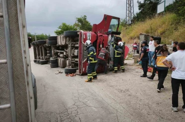 Niksar’da kamyonet devrildi: 3 yaralı 