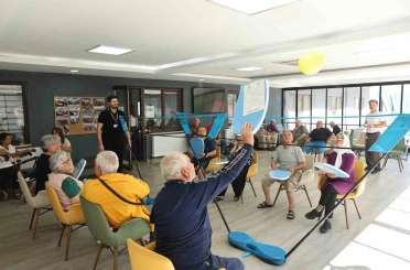 Nilüfer’de huzurevi sakinleri "Balon Voleybolu" ile eğlendi 