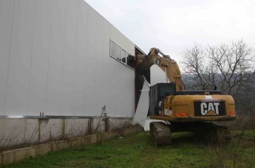 Nilüfer’de iki kaçak iş yeri yıkıldı 
