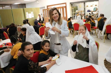 Nineler ve torunları mendil geleneğinde buluştu: Ellerini öptükleri ninelerinin sardığı mendillerden hediyelerini aldılar 