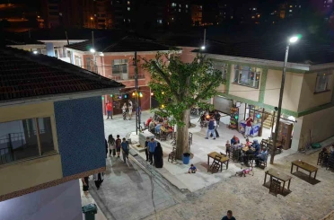 Nostalji rüzgarı estiren Seksenler Sokağı’nda akşam yoğunluğu 