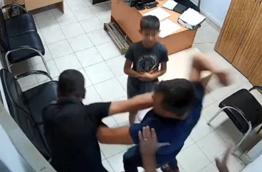 O anlar kamerada: Boşanma aşamasında kocaya, polis merkezinde kayınço dayağı 