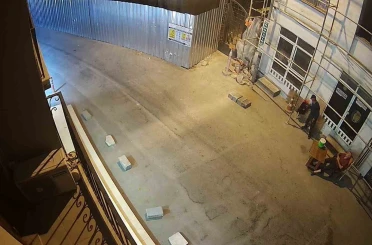 O anlar kamerada: Uyuyan bekçinin cep telefonunu çaldı 