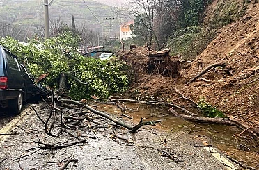 Ödemiş’te heyelan: Göçük altında kalan araç hurdaya döndü 