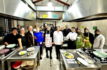 Ödüllü şef, Çeşme’de yeni aşçılar yetiştiriyor 
