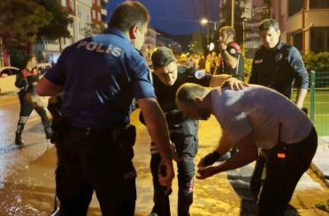 Öfkeli baba, kızını rahatsız eden gencin kulağını kesti: 1’i polis 2 yaralı 
