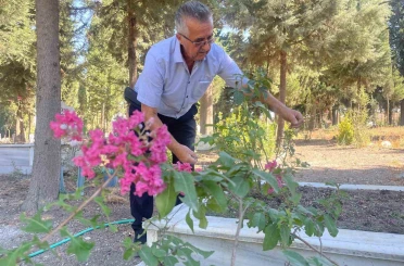Oğlunu kaybettikten sonra ömrünü adadığı mezarlığı adeta parka dönüştürdü 