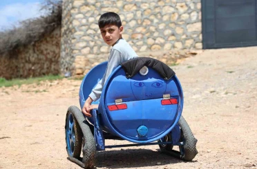 Oğlunun dışarı çıkamamasına üzülen baba, çözümü atık malzemelerle yaptığı paletli arabada buldu 
