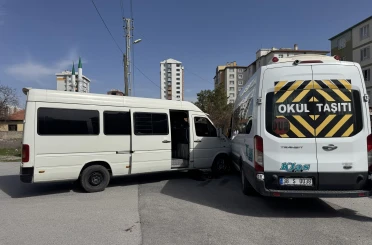 Öğrenci ile rehabilitasyon servisinin çarpışmasıyla 5 kişi yaralandı