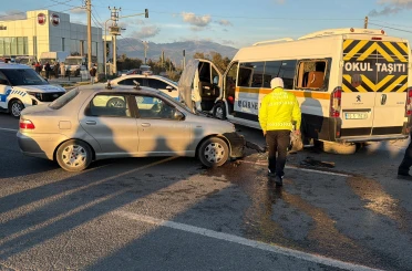 Öğrenci servisi ile otomobil çarpıştı: 7 yaralı