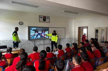 Öğrenci ve öğretmenlere güvenli trafik anlatıldı 