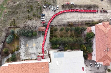 Öğrenciler, 150 metrelik dev Türk bayrağıyla okula giriş yaptı 