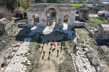 Öğrenciler Anvarza’da zeybek oynadı 