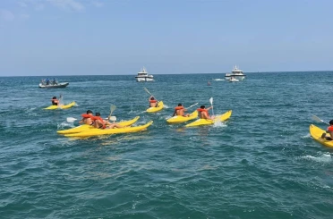 Öğrenciler atık malzemelerden yaptıkları teknelerle yarıştılar 