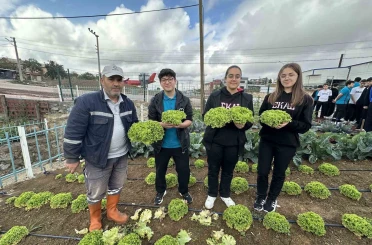 Öğrenciler, "Bahçem Çayırova"da ilk hasadı yaptı 