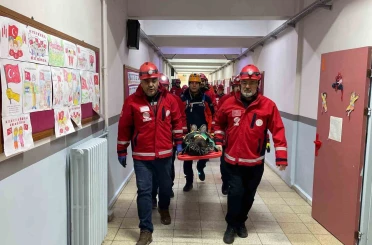 Öğrenciler depremde ne yapmaları gerektiğini tatbikatta öğrendi 
